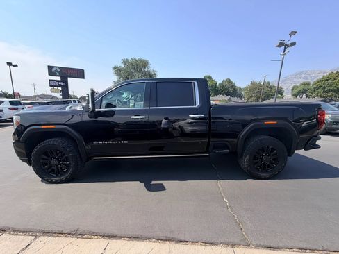 Used 2022 GMC Sierra 2500 Denali w/ Denali Black Diamond Edition AWD/4WD image 7