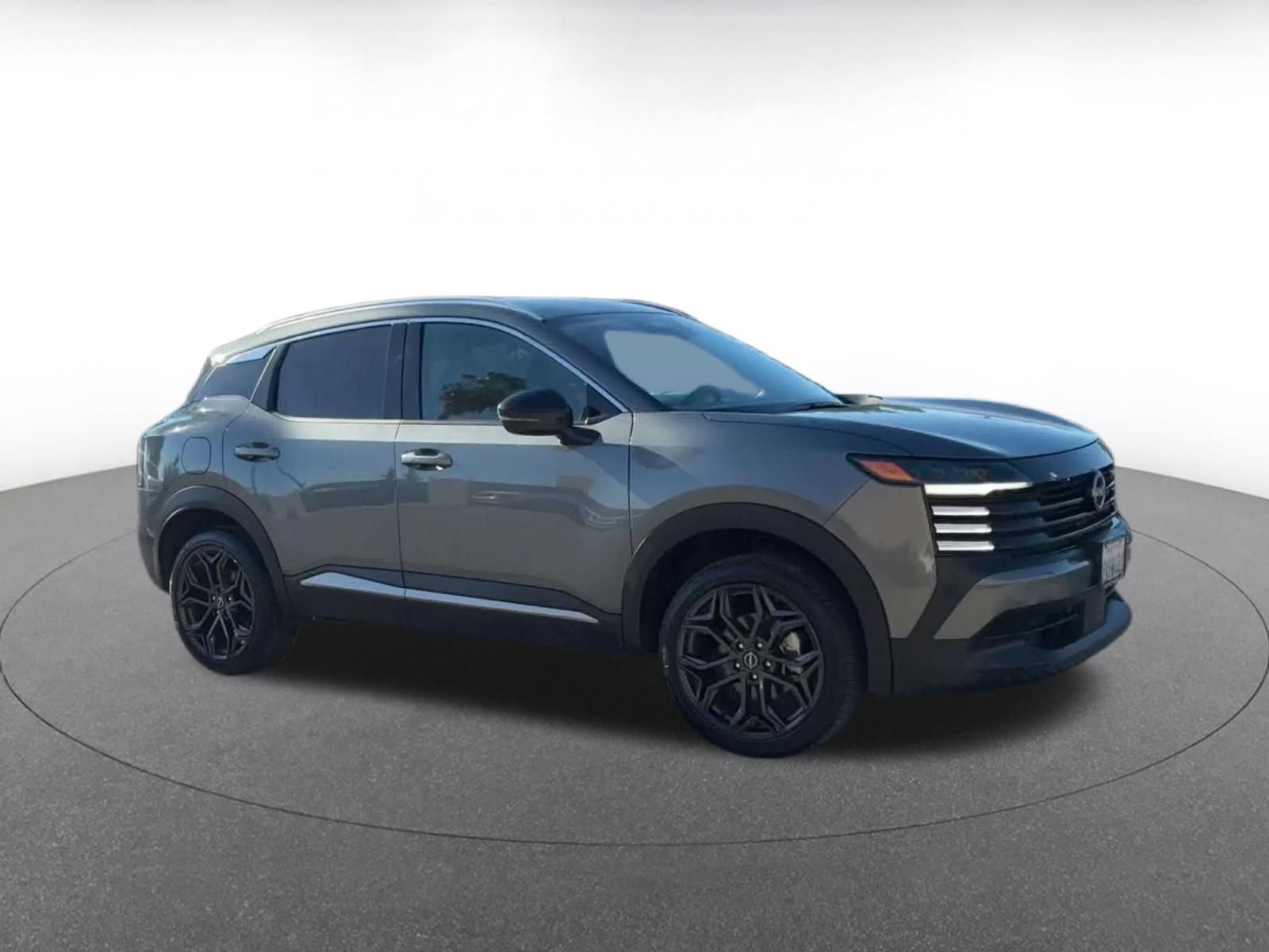 Used 2026 Nissan Kicks SR FWD image 2