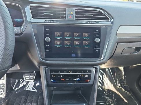 Used 2022 Volkswagen Tiguan SE R-Line image 22