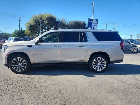 Used 2021 GMC Yukon XL Denali w/ Denali Premium Package image 6