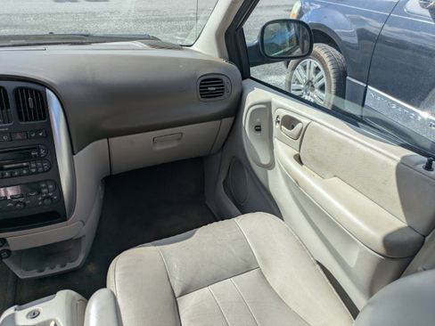 Used 2005 Chrysler Town & Country Touring w/ Luxury Group image 18