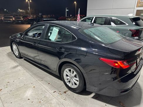 Used 2025 Toyota Camry LE w/ Convenience Package image 5