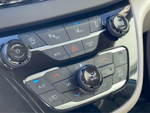 Used 2024 Chrysler Pacifica Touring-L image 14