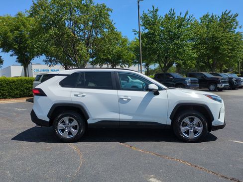 Used 2025 Toyota RAV4 XLE AWD/4WD image 11