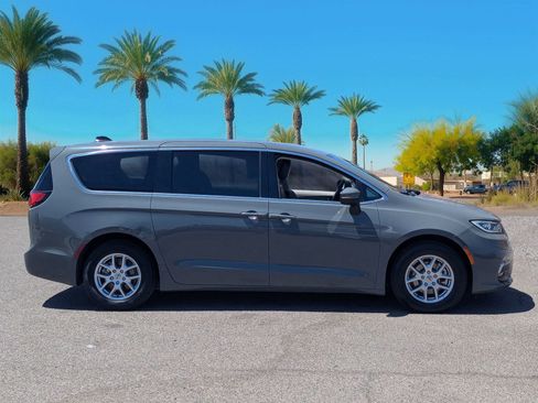 Used 2023 Chrysler Pacifica Touring-L image 6