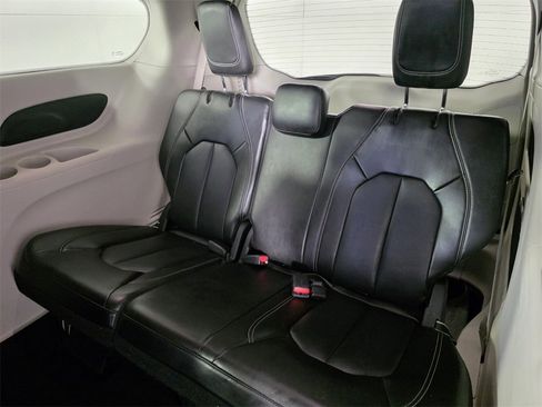 Certified 2023 Chrysler Pacifica Touring-L image 17