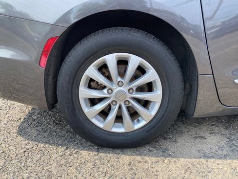 Used 2019 Chrysler Pacifica Touring-L FWD image 9