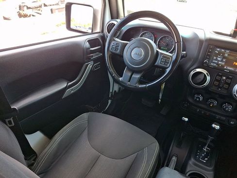 Used 2018 Jeep Wrangler Unlimited Sahara w/ Connectivity Group AWD/4WD image 15