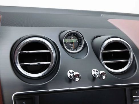 Used 2019 Bentley Bentayga AWD/4WD image 40