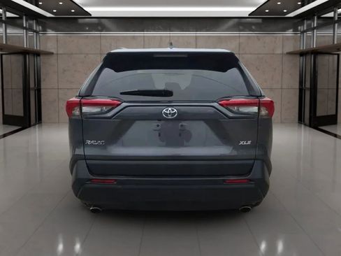 Used 2021 Toyota RAV4 XLE Premium image 8