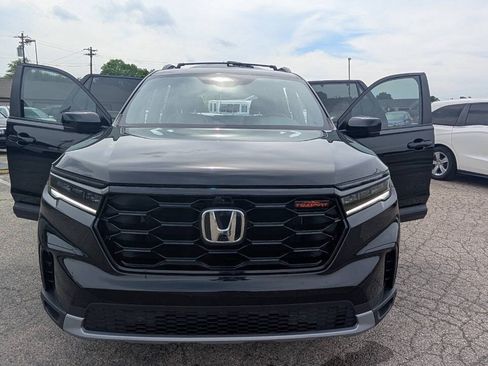 Used 2025 Honda Pilot TrailSport image 14