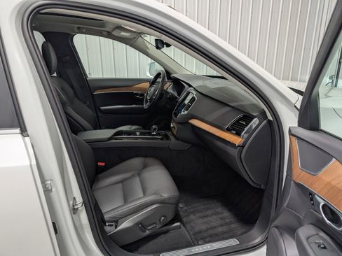 Used 2025 Volvo XC90 B6 Plus image 31