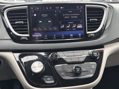 Used 2023 Chrysler Pacifica Touring-L image 16