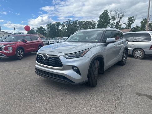 Used 2022 Toyota Highlander XLE AWD/4WD image 1