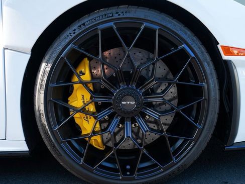 Used 2022 Lamborghini Huracan STO RWD image 13