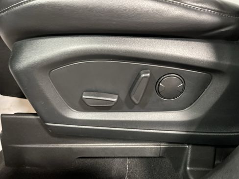 Used 2022 Ford Explorer XLT w/ Equipment Group 202A image 10