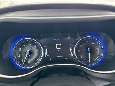 Used 2021 Chrysler Pacifica Touring-L image 19