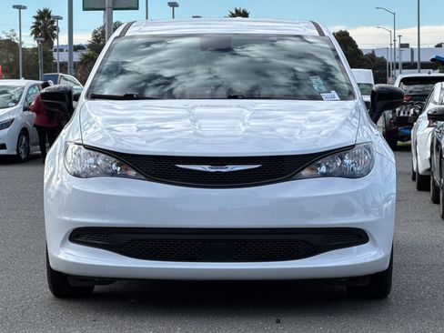 Used 2024 Chrysler Voyager LX image 9