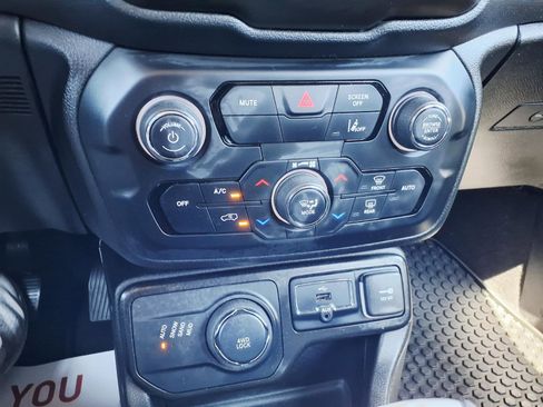 Used 2023 Jeep Renegade Latitude image 23