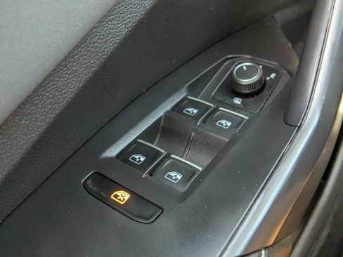 Used 2025 Volkswagen Jetta SE FWD image 26