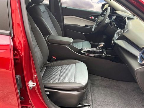 Used 2025 Chevrolet Trax LT image 28