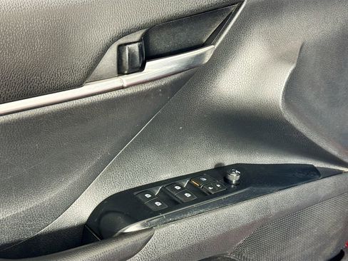 Used 2018 Toyota Camry SE w/ Moonroof Package FWD image 19