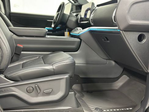 New 2025 Ford Expedition Platinum w/ Stealth Appearance Package image 33