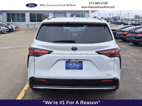 Used 2024 Toyota Sienna Platinum image 4