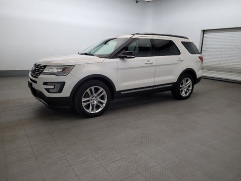 Used 2017 Ford Explorer XLT w/ Equipment Group 202A AWD/4WD image 2