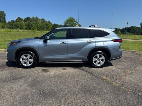 Used 2021 Toyota Highlander LE FWD image 6