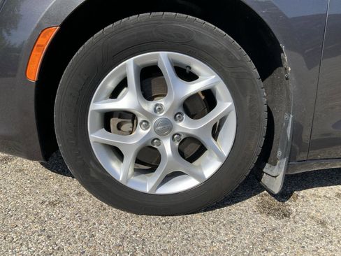Used 2018 Chrysler Pacifica Touring-L Plus w/ Tire & Wheel Group FWD image 14