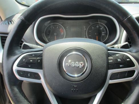 Used 2018 Jeep Cherokee Latitude Plus w/ Comfort/Convenience Group AWD/4WD image 17