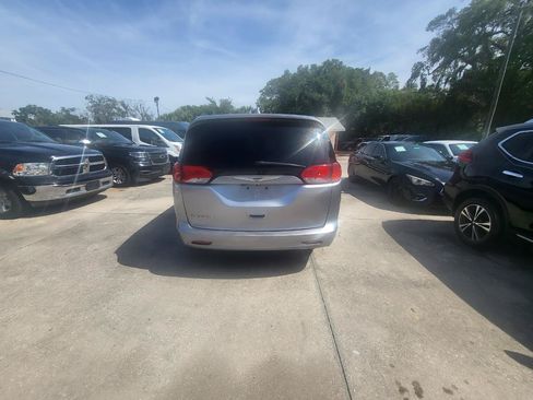 Used 2017 Chrysler Pacifica Touring w/ Tire & Wheel Group FWD image 30