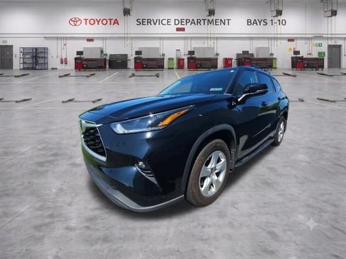 Used 2021 Toyota Highlander LE AWD/4WD image 4