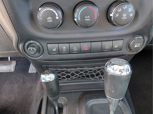 Used 2015 Jeep Wrangler Unlimited Rubicon w/ Connectivity Group AWD/4WD image 29
