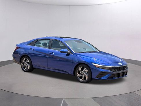 Used 2025 Hyundai Elantra SEL FWD image 8