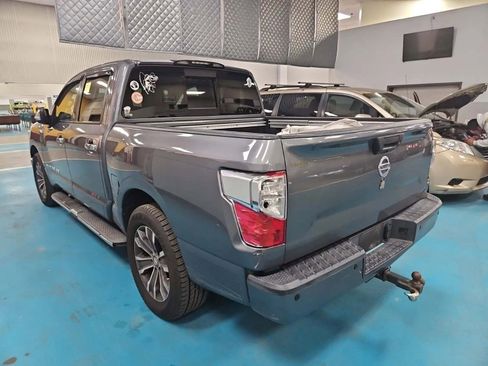 Used 2018 Nissan Titan SL image 2