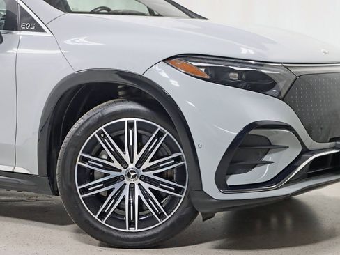 Used 2023 Mercedes-Benz EQS 580 4MATIC SUV w/ Exclusive Trim Package image 5