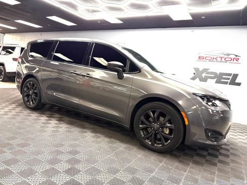 Used 2018 Chrysler Pacifica Touring Plus w/ S Appearance Package FWD image 2