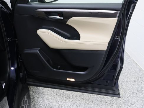 Used 2023 Toyota Highlander Limited FWD image 40