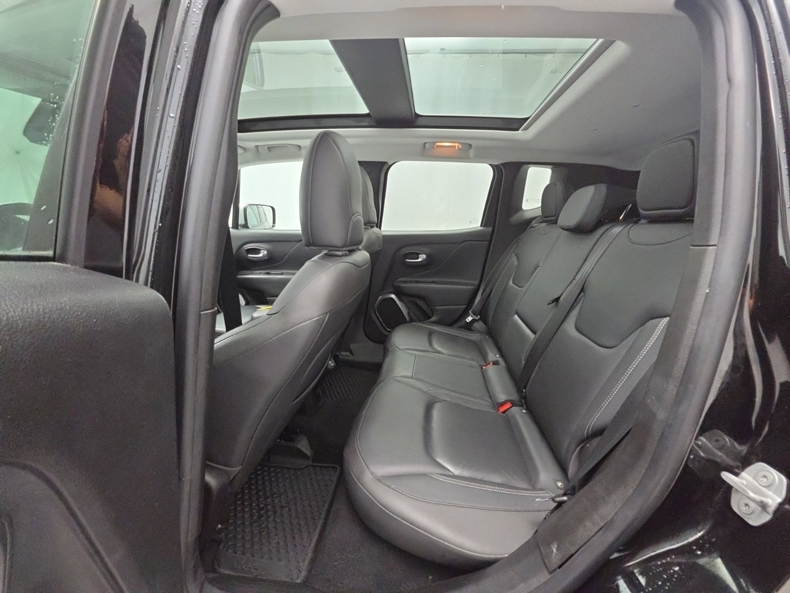 Certified 2018 Jeep Renegade Limited w/ UConnect 8.4 Nav Group AWD/4WD image 31