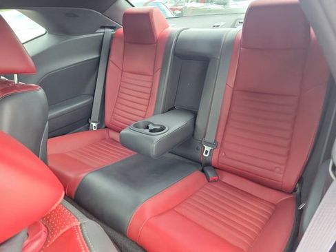 Used 2014 Dodge Challenger SXT RWD image 9