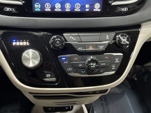 Used 2018 Chrysler Pacifica Touring Plus FWD image 18