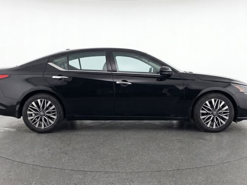 Used 2025 Nissan Altima 2.5 SV FWD image 11