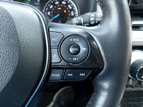 Used 2021 Toyota RAV4 XLE image 17