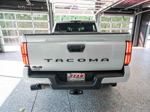 Used 2024 Toyota Tacoma TRD Sport w/ TRD Sport Premium Package AWD/4WD image 3