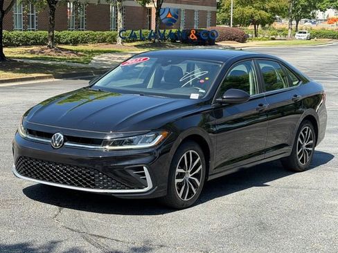 Used 2025 Volkswagen Jetta SE FWD image 2
