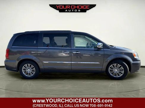 Used 2016 Chrysler Town & Country Touring-L FWD image 6
