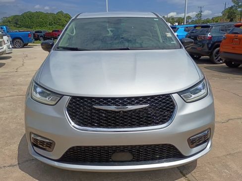 Certified 2024 Chrysler Pacifica Touring-L FWD image 2