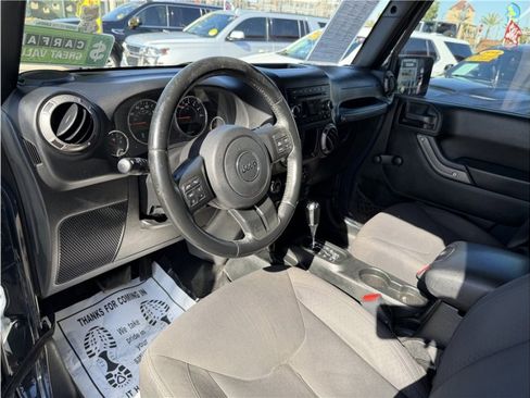 Used 2017 Jeep Wrangler Sport w/ Connectivity Group AWD/4WD image 16